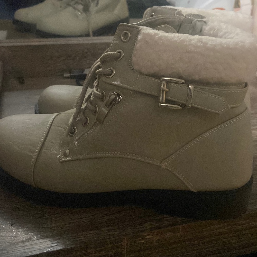 I am selling boots!!